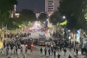 Demo di Grahadi Surabaya Ricuh, Belasan Orang Ditangkap Polisi
