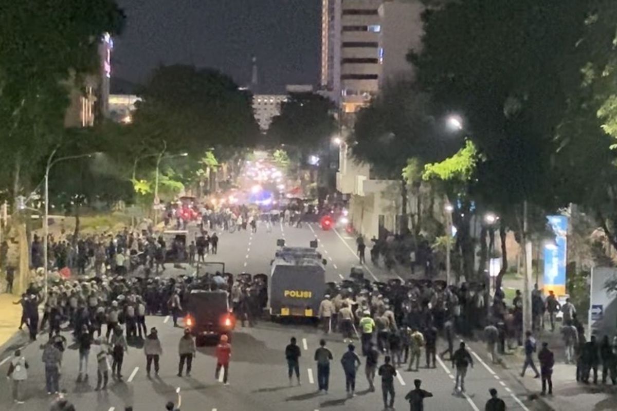 Demo di Grahadi Surabaya Ricuh, Belasan Orang Ditangkap Polisi