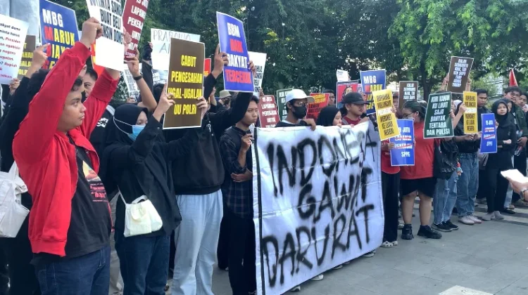 Aliansi Rakyat Menggugat Sampaikan Aspirasi di Grahadi Aliansi Rakyat Menggugat Sampaikan Aspirasi di Grahadi