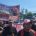 Ratusan Peternak Geruduk DPRD Jatim, Protes Harga Telur Anjlok