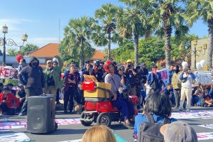 Penjual Es Difabel Ikut Demo Mahasiswa Surabaya Suarakan Keadilan Penjual Es Difabel Ikut Demo Mahasiswa Surabaya Suarakan Keadilan