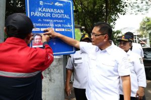 Lawan Jukir Liar, Foto Petugas Parkir Dipasang di Rambu Lalin
