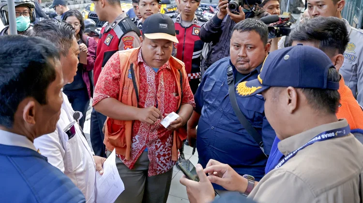 Pemkot Surabaya Pecat 163 Jukir yang Tolak Parkir Digital Pemkot Surabaya Pecat 163 Jukir yang Tolak Parkir Digital