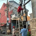 Mahasiswa Untag Surabaya Pasang Lampu Darurat di Sudut Kampung