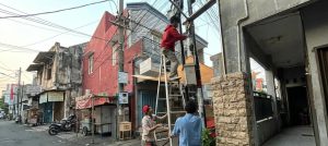 Mahasiswa Untag Surabaya Pasang Lampu Darurat di Sudut Kampung