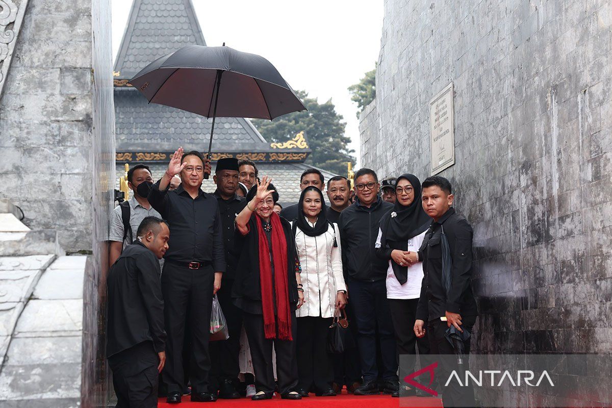 Megawati Ziarah ke Makam Bung Karno di Blitar Megawati Ziarah ke Makam Bung Karno di Blitar