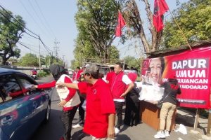 Ratusan Nasi Kotak PDI Perjuangan Sidoarjo Sasar Para Pekerja Ratusan Nasi Kotak PDI Perjuangan Sidoarjo Sasar Para Pekerja