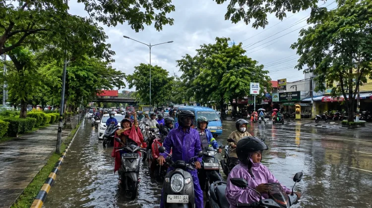 Surabaya Banjir di 17 Titik, Pemkot Sebut Karena Hujan dan Air Laut Pasang Surabaya Banjir di 17 Titik, Pemkot Sebut Karena Hujan dan Air Laut Pasang