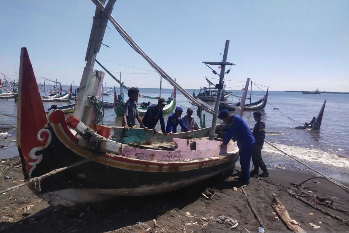 Dihantam Gelombang Tinggi 9 Perahu Nelayan Situbondo Rusak