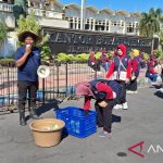 Protes Harga Anjlok Petani Jember Bagi Timun Gratis