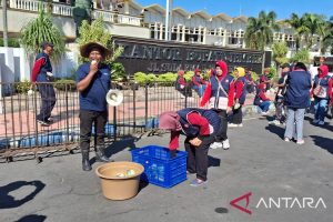 Protes Harga Anjlok Petani Jember Bagi Timun Gratis Protes Harga Anjlok Petani Jember Bagi Timun Gratis