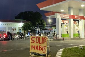 Langka Solar di Surabaya, Sopir Truk Terpaksa Menginap di SPBU