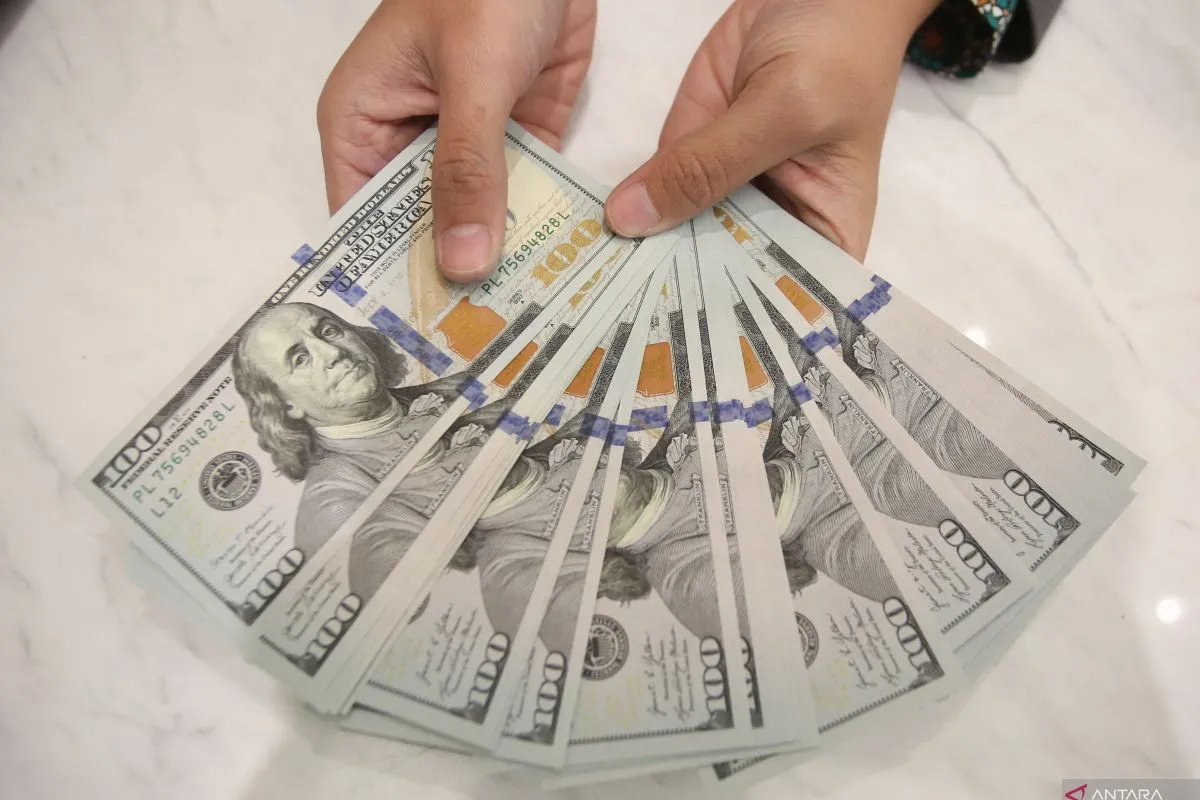 Rupiah Ambles ke Rp18.200 Imbas Tensi Geopolitik Global Rupiah Ambles ke Rp18.200 Imbas Tensi Geopolitik Global