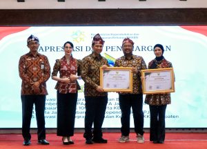 Bupati Gresik Sukses Boyong 5 Penghargaan di Harganas Jatim Bupati Gresik Sukses Boyong 5 Penghargaan di Harganas Jatim