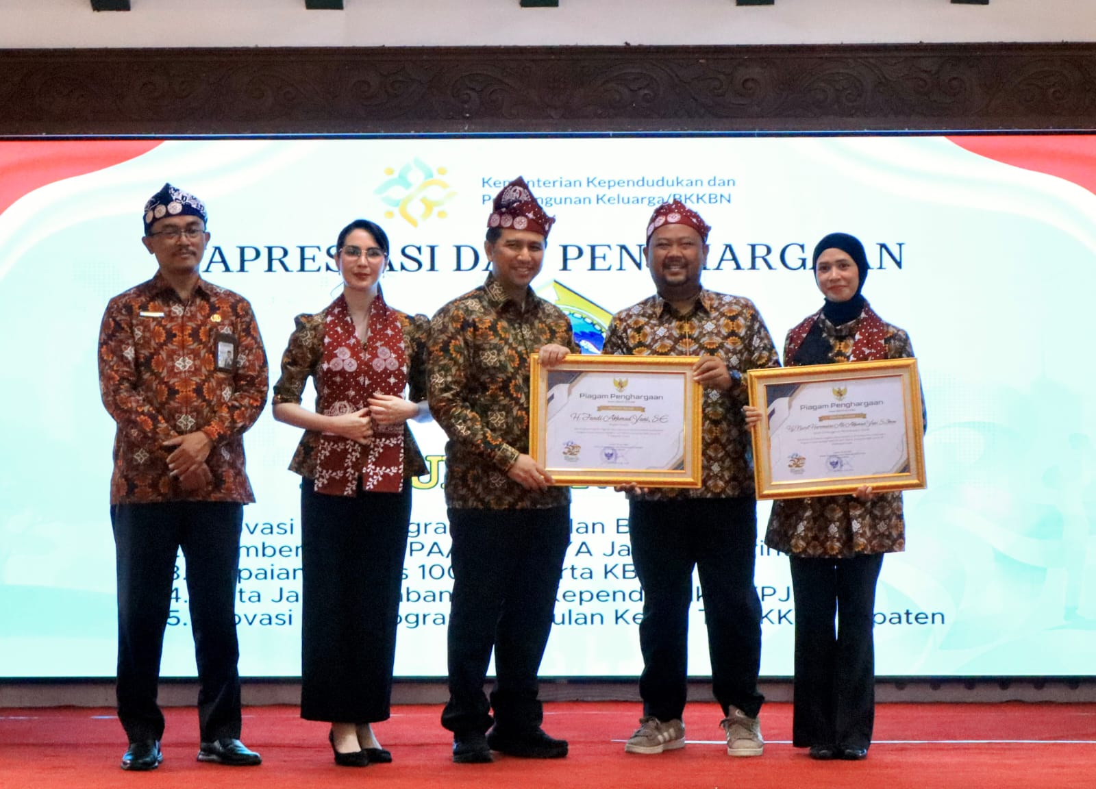 Bupati Gresik Sukses Boyong 5 Penghargaan di Harganas Jatim Bupati Gresik Sukses Boyong 5 Penghargaan di Harganas Jatim