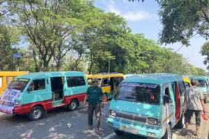 Sopir Angkot Sidoarjo Demo Tolak Transit Bus Trans Jatim di Medaeng