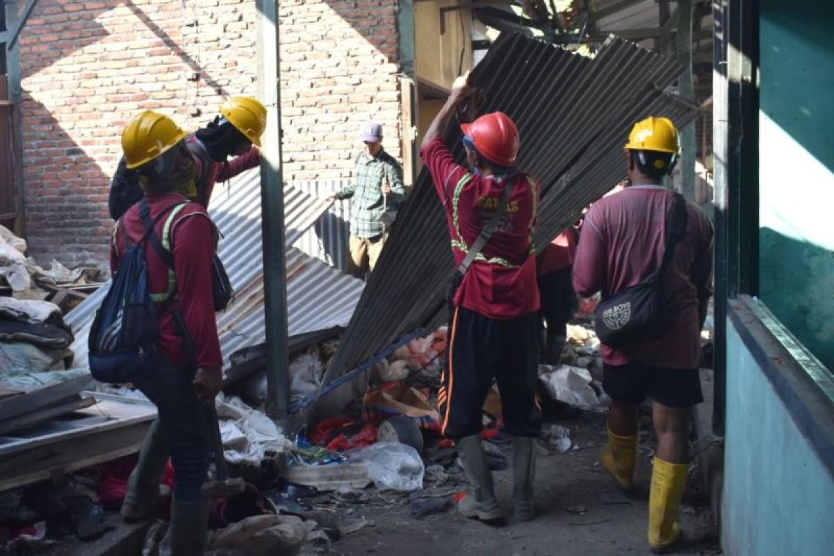Pemkot Surabaya Bongkar 192 Lapak Tak Berizin Pemkot Surabaya Bongkar 192 Lapak Tak Berizin