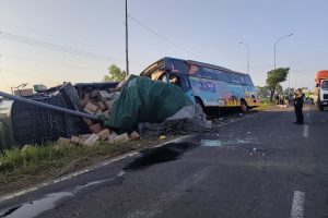 Kecelakaan Beruntun 5 Kendaraan di Akses Suramadu, Pasutri Tewas Kecelakaan Beruntun 5 Kendaraan di Akses Suramadu, Pasutri Tewas