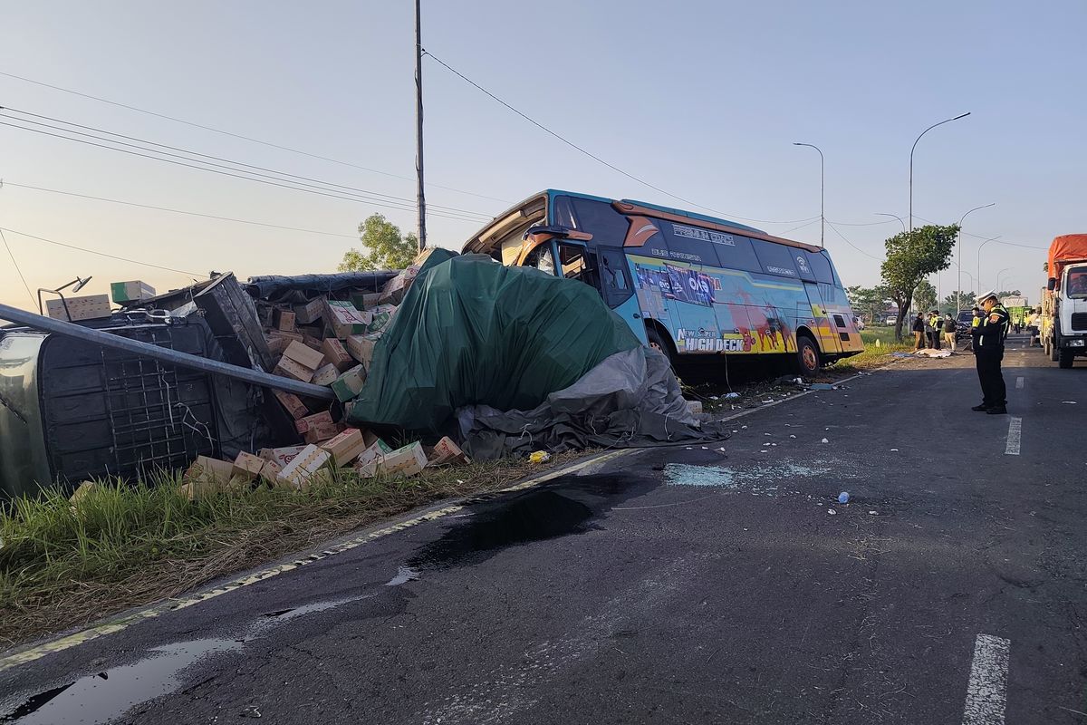 Kecelakaan Beruntun 5 Kendaraan di Akses Suramadu, Pasutri Tewas Kecelakaan Beruntun 5 Kendaraan di Akses Suramadu, Pasutri Tewas