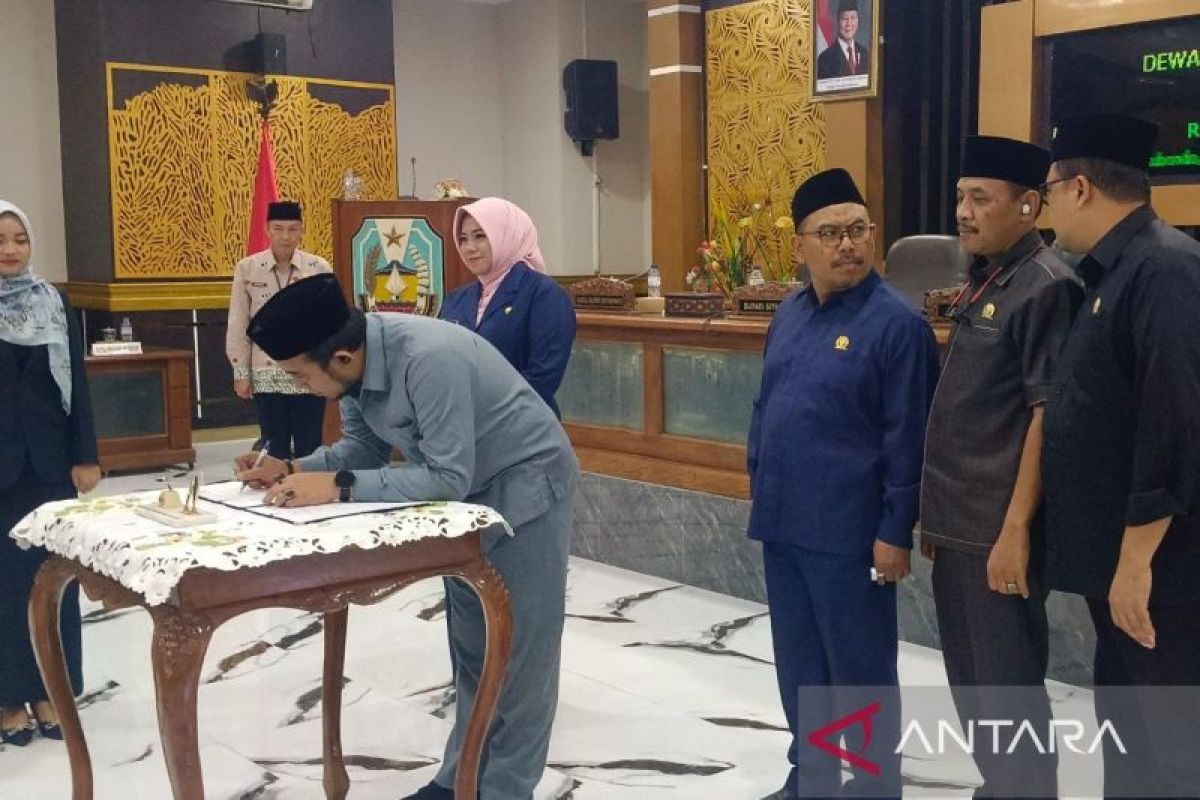 DPRD dan Pemkab Situbondo Sahkan Perda Penanggulangan HIV/AIDS DPRD dan Pemkab Situbondo Sahkan Perda Penanggulangan HIV/AIDS