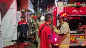 Gara-Gara Puntung Rokok, Rumah di Jagir Surabaya Ludes Terbakar!