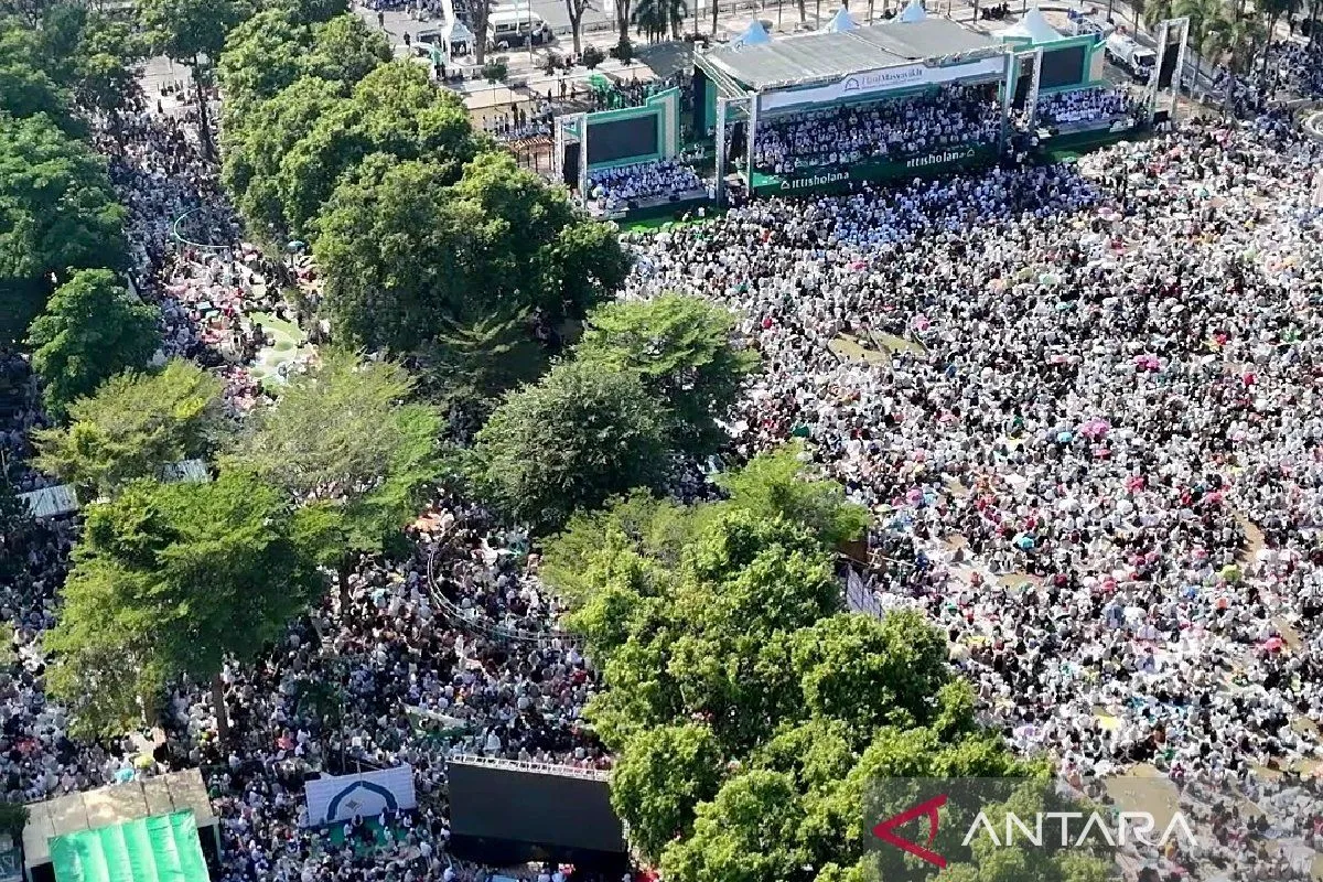 Seratusan Ribu Jemaah Selawat Nariyah Doakan Bangsa di Situbondo Seratusan Ribu Jemaah Selawat Nariyah Doakan Bangsa di Situbondo