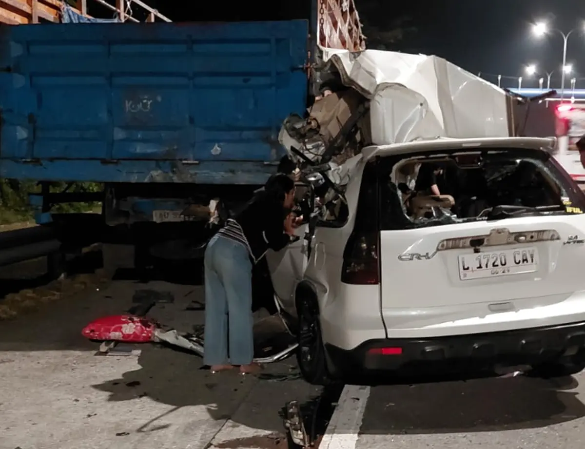 Mobil Tabrak Truk Parkir di Tol Malang-Pandaan 5 Orang Tewas