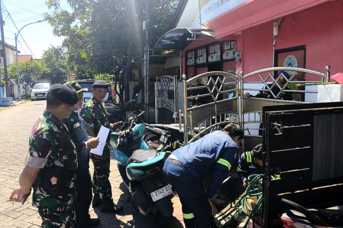 PAM Surya Sembada Surabaya Gencar Copot Sambungan Air Ilegal PAM Surya Sembada Surabaya Gencar Copot Sambungan Air Ilegal