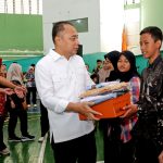 Wali Kota Surabaya Serahkan Bantuan Pendidikan untuk 7.380 Pelajar