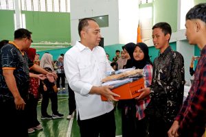 Wali Kota Surabaya Serahkan Bantuan Pendidikan untuk 7.380 Pelajar Wali Kota Surabaya Serahkan Bantuan Pendidikan untuk 7.380 Pelajar