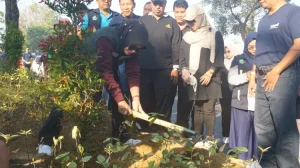 Wabup Sidoarjo Tanam 644 Pucuk Merah Perkuat Penghijauan Kota Wabup Sidoarjo Tanam 644 Pucuk Merah Perkuat Penghijauan Kota