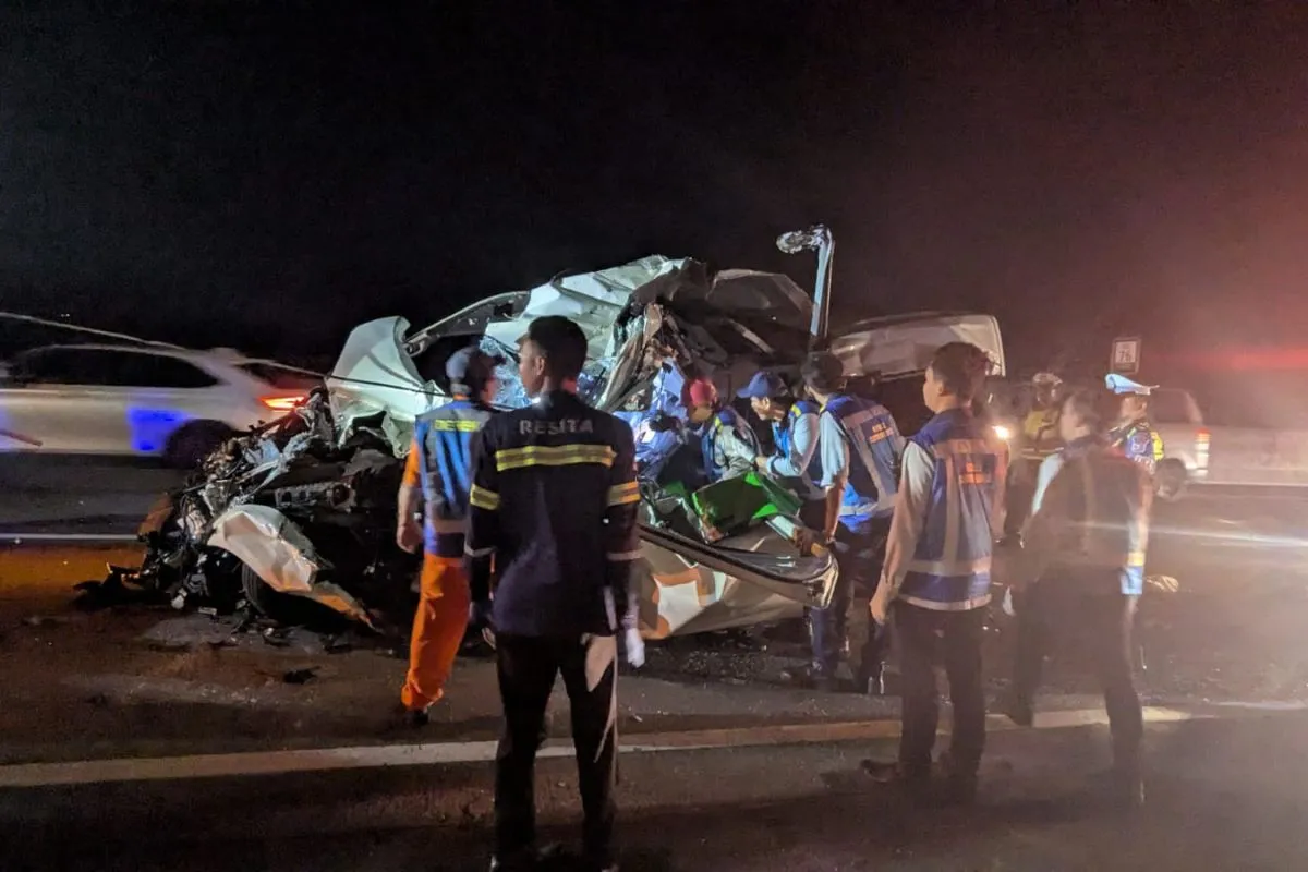 Tabrakan Mini Bus Lawan Truk di Tol Pandaan-Malang 3 Orang Meninggal