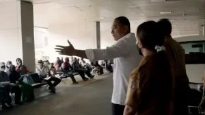 Sidak RSUD Soewandhie, Wali Kota Eri Benahi Antrean, Farmasi, dan IGD Sidak RSUD Soewandhie, Wali Kota Eri Benahi Antrean, Farmasi, dan IGD