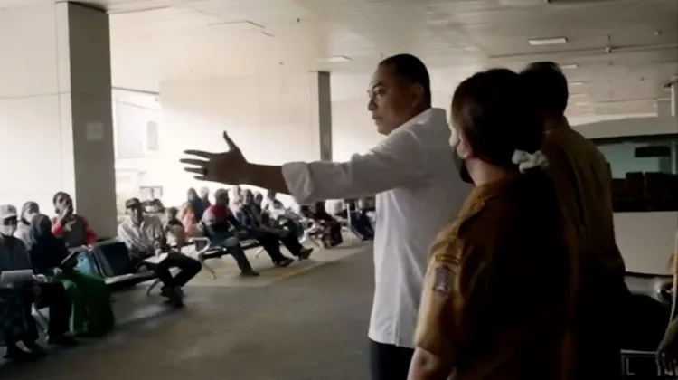 Sidak RSUD Soewandhie, Wali Kota Eri Benahi Antrean, Farmasi, dan IGD Sidak RSUD Soewandhie, Wali Kota Eri Benahi Antrean, Farmasi, dan IGD