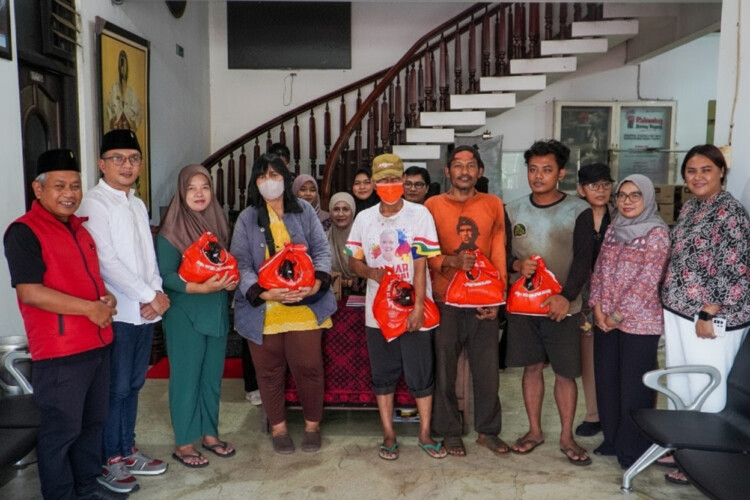 PDIP Kabupaten Kediri Salurkan 1.900 Paket Sembako Sasar ODGJ dan Lansia PDIP Kabupaten Kediri Salurkan 1.900 Paket Sembako Sasar ODGJ dan Lansia