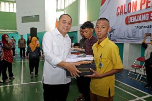 7.380 Siswa SMA Sederajat Terima Bantuan Pemkot Surabaya