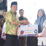 Bupati Sidoarjo Salurkan 4.000 Beasiswa Pendidikan