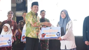 Bupati Sidoarjo Salurkan 4.000 Beasiswa Pendidikan Bupati Sidoarjo Salurkan 4.000 Beasiswa Pendidikan