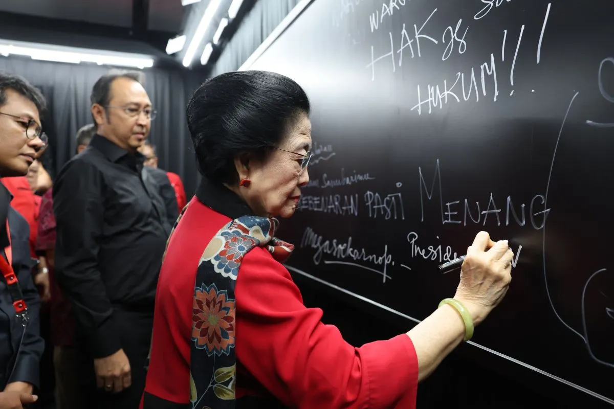 Megawati Tuliskan Pesan bagi Pemuda Indonesia saat Peringati 30 Tahun Kudatuli Megawati Tuliskan Pesan bagi Pemuda Indonesia saat Peringati 30 Tahun Kudatuli