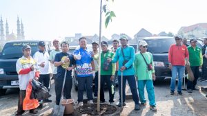 Bupati Yani Pimpin Jumat Asri Bersih-bersih Pasar Krempyeng Gresik.