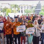 Bupati Yani Gelontorkan Bansos DBHCHT dan Bantuan Pangan