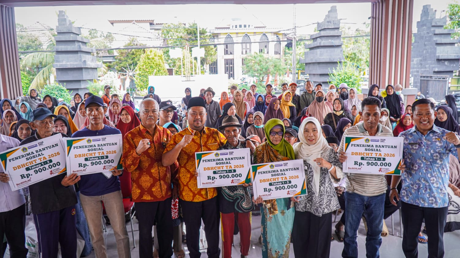 Bupati Yani Gelontorkan Bansos DBHCHT dan Bantuan Pangan Bupati Yani Gelontorkan Bansos DBHCHT dan Bantuan Pangan