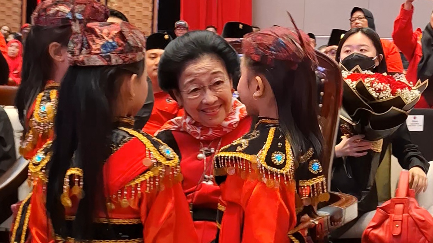 Pesan Hangat Megawati untuk Seniman Belia Surabaya: “Jangan Menyerah dan Teruslah Maju”