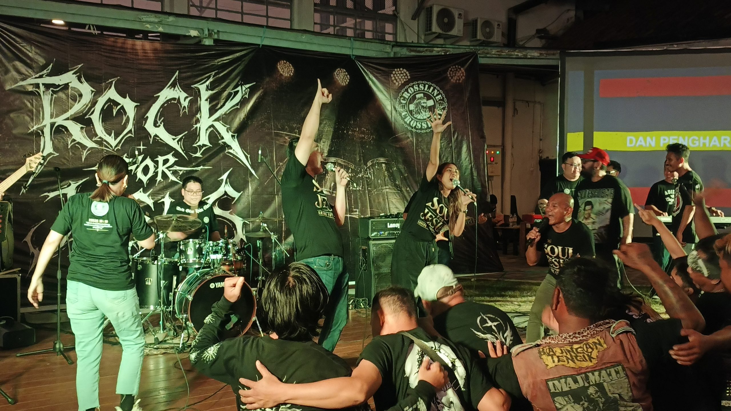 Anak Punk dan Metal Nikmati Lagu-lagu Rohani di Panggung Rock For Jesus Anak Punk dan Metal Nikmati Lagu-lagu Rohani di Panggung Rock For Jesus