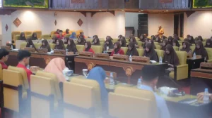 Siswa SMA Al Uswah Pertanyakan Program MBG ke Anggota DPRD Jatim