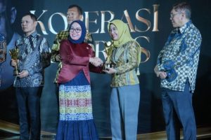 Wali Kota Mojokerto Terima Penghargaan dari Menkop RI