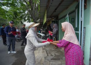 Semarak Agustus Pemkab Mojokerto Bagi Bendera Gratis