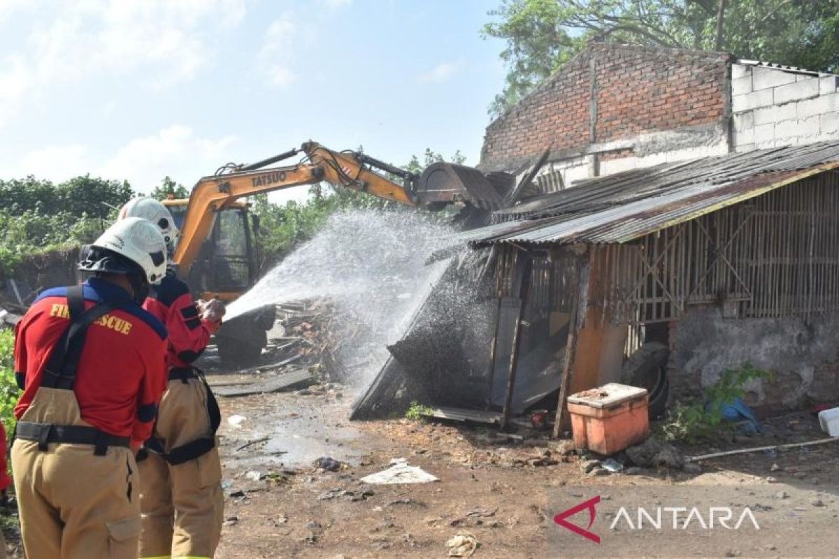 Pemkot Surabaya Bongkar 6 Bangli untuk Perluasan TPU Keputih Pemkot Surabaya Bongkar 6 Bangli untuk Perluasan TPU Keputih