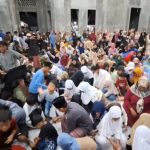 Tradisi Rombekan, Tebar Uang di Desa Kauman Mojokerto,