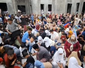 Tradisi Rombekan, Tebar Uang di Desa Kauman Mojokerto,